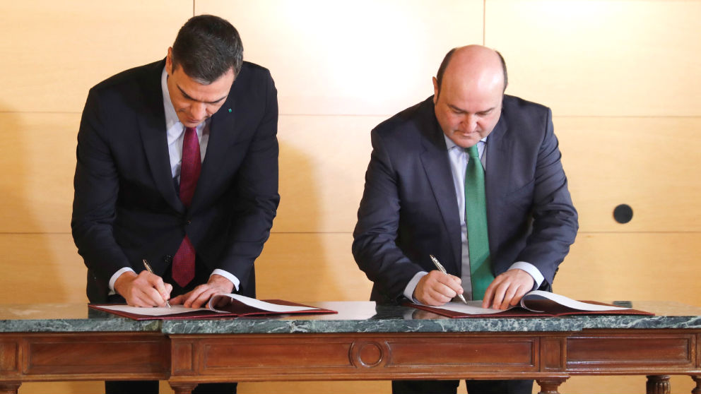 El presidente del Gobierno, Pedro Sánchez, y el presidente del PNV, Andoni Ortuzar. (Foto: Efe)