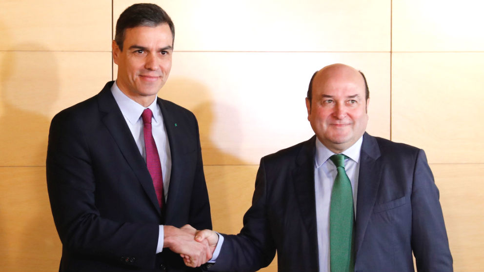 El presidente del Gobierno Pedro Sánchez (i), y el presidente del PNV, Andoni Ortuzar (d), durante la firma del acuerdo por el que los nacionalistas vascos votarán a favor de la investidura de Sánchez, en el Congreso. (Foto: Efe)