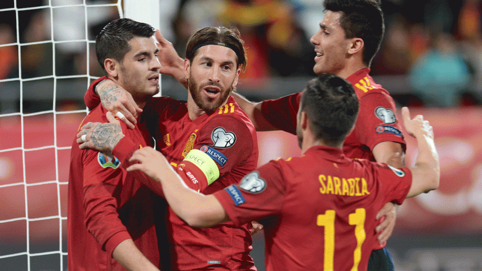 Los jugadores de la selección española celebran un gol.