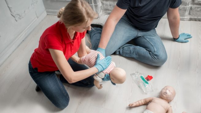 Cómo aplicar la maniobra antiahogo o de Heimlich en bebés