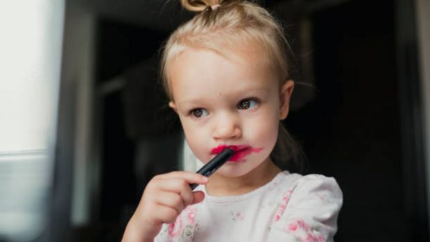 Maquillaje infantil: ¿Puede ser un riesgo para la salud de los niños"