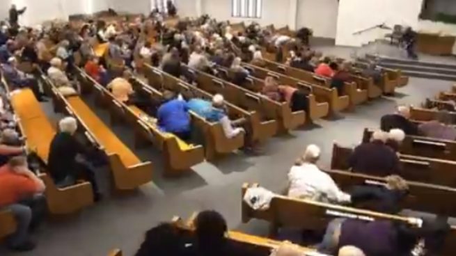Facebook: Entra a tiros en una iglesia y mata a 2 personas