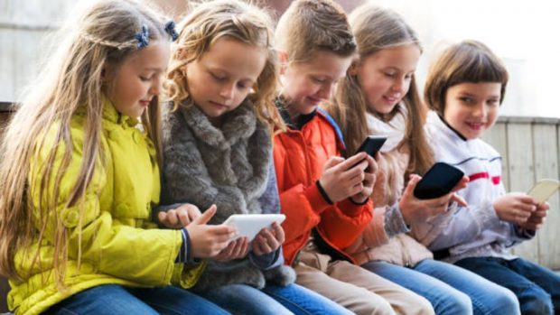Niños y tecnología: ¿cuánto tiempo deben pasar frente a la pantalla"