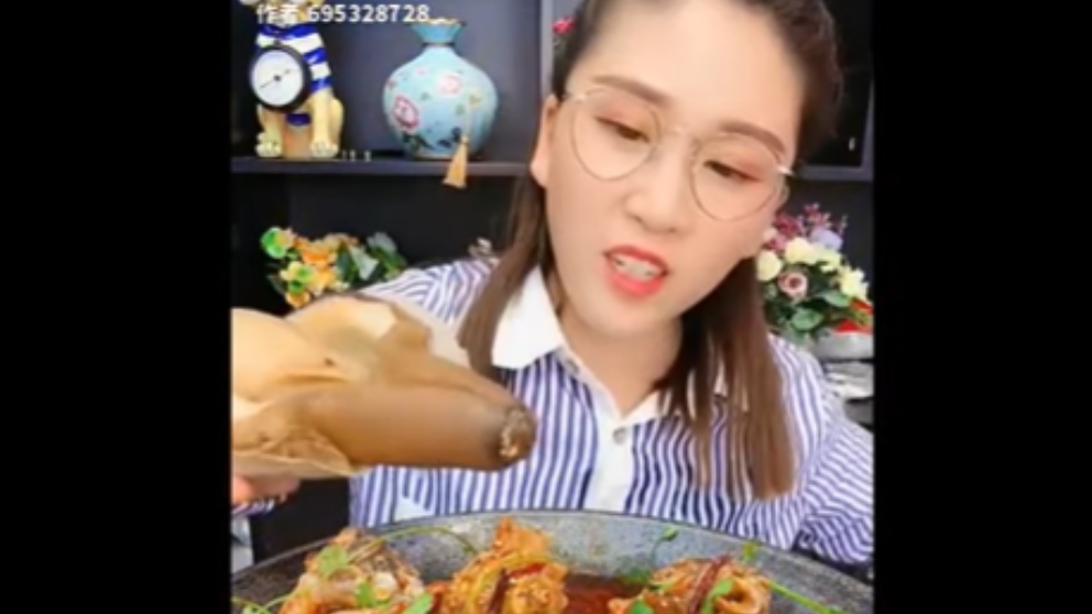 Facebook: La nueva moda de los vídeos de chinos comiendo marisco