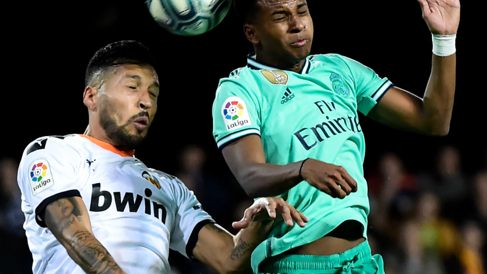 Ezequiel Garay con Rodrygo. (AFP)