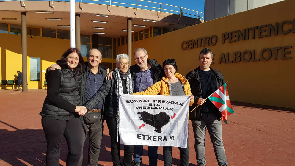 La etarra Agurtzane Delgado, en el centro, a su salida de la cárcel, donde fue recibida por miembros del colectivo Etxera.