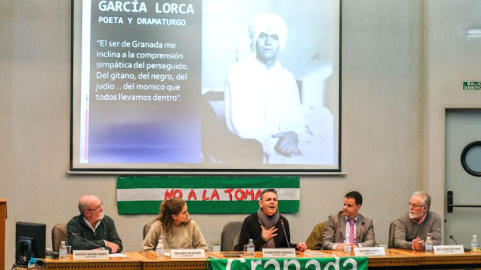 Acto de ‘Granada Abierta’ que rechaza el ‘Día de la Toma’ de Granada y que apoya Podemos.