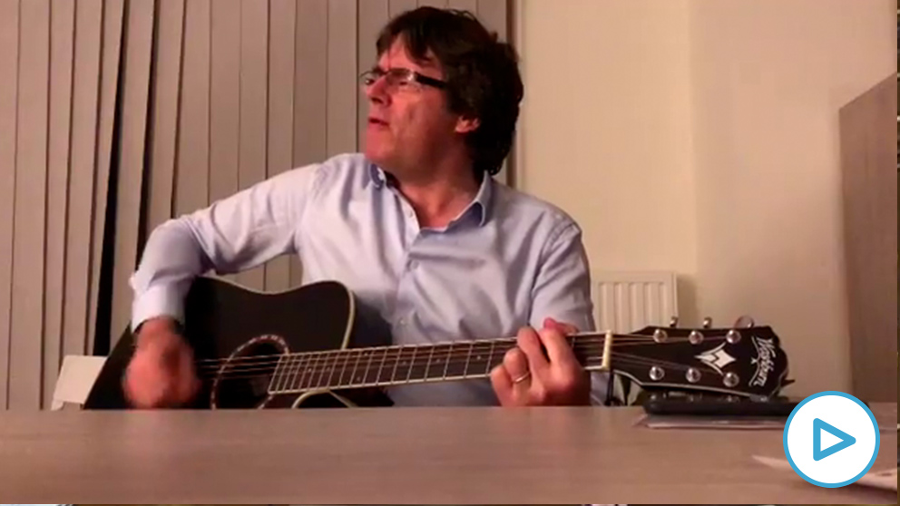 Carles Puigdemont cantando el tema ‘Take me home, Country Roads’, de John Denver.