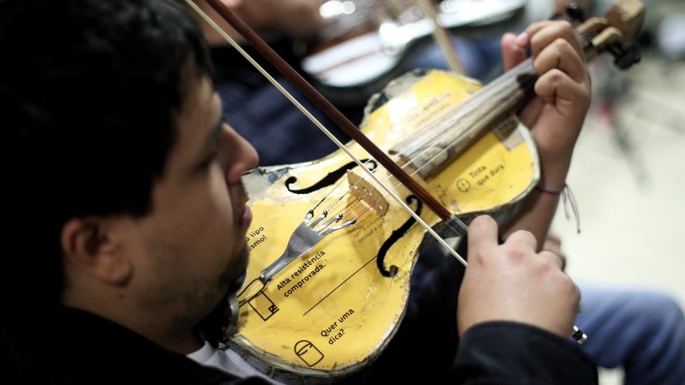 Violín de realiazado con materiales reciclados