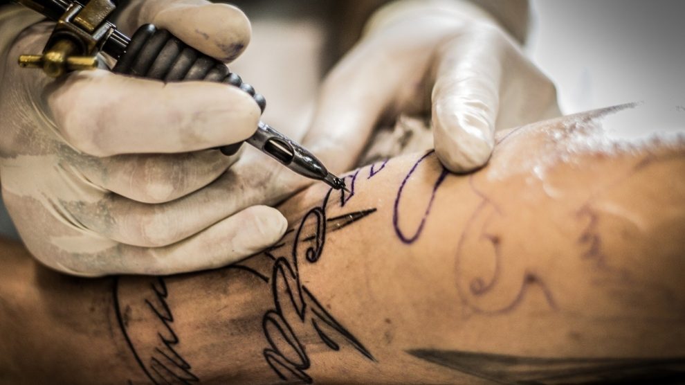 Pensando en hacerte un tatuaje pequeño? Esto es lo que debes tener