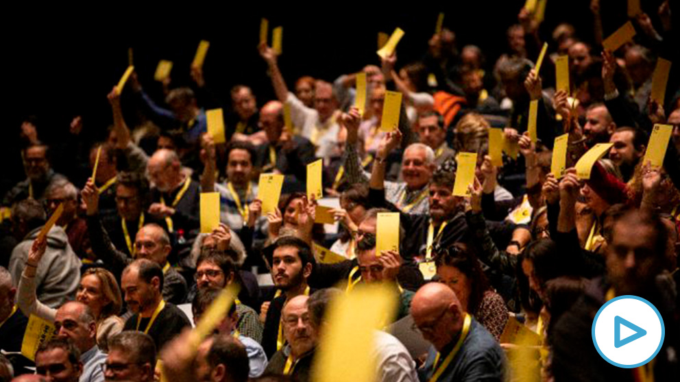 Militantes de ERC, votando la ponencia política que avala un referéndum