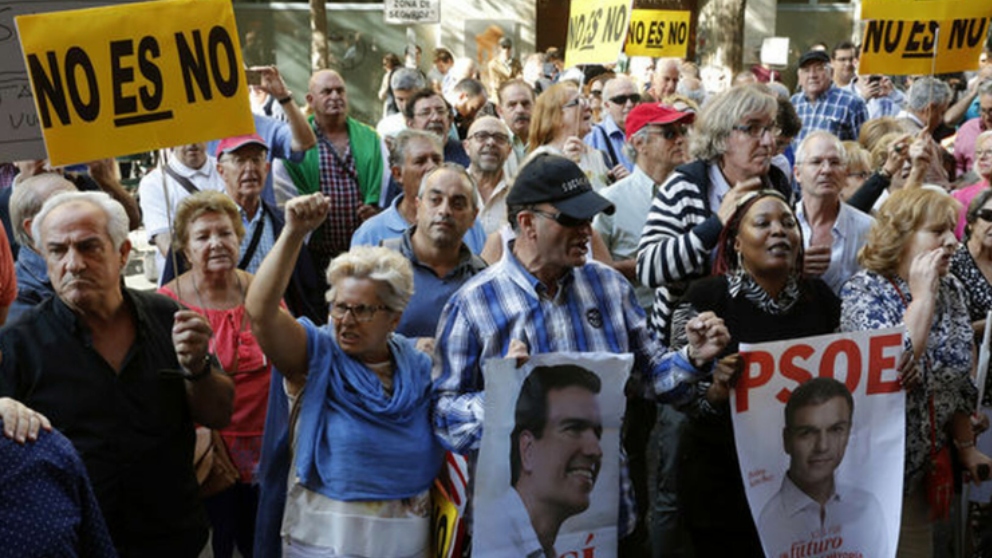 Manifestantes pro-Sánchez en la misma puerta de Ferraz donde fue expulsado un hombre por reclamar la unidad de España.