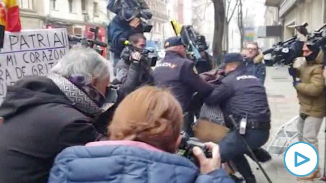 PP y Vox critican la detención del hombre que protestaba frente a Ferraz: «Así es la España bolivariana»