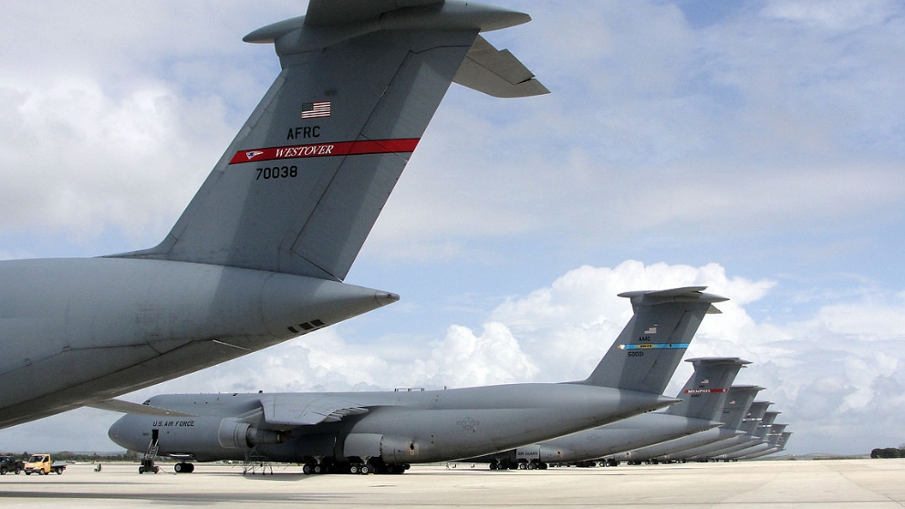 Aviones C-5 ‘Galaxy’ de la fuerza aérea estadounidense en la pista de Rota.