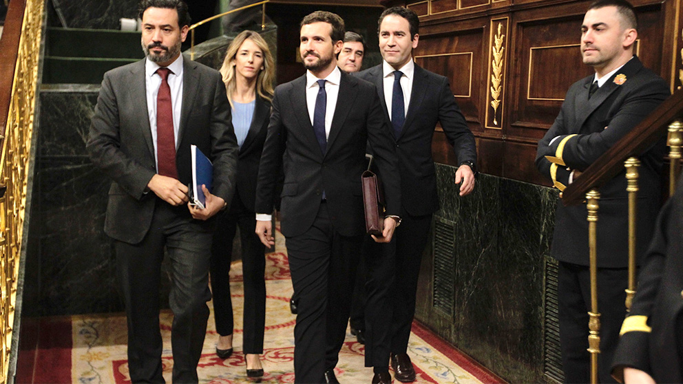 Pablo Casado y su equipo, en la sesión de investidura. (Foto: Paco Toledo)