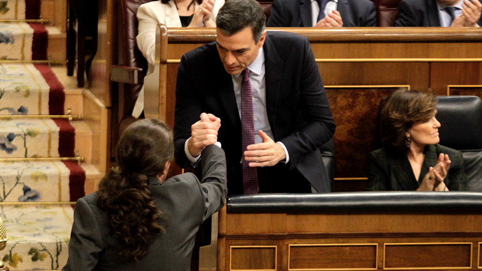 Pedro Sánchez y Pablo Iglesias se saludan en la sesión de investidura. (Foto: Francisco Toledo)