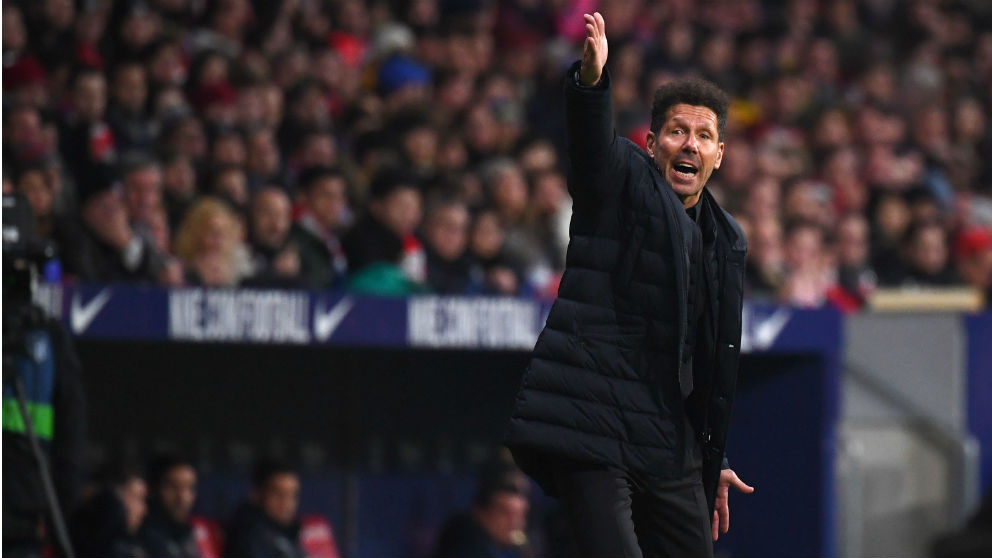 Simeone da instrucciones durante el Atlético – Levante. (AFP)