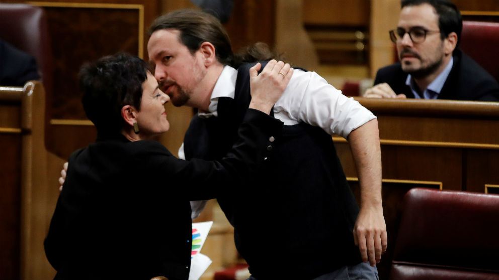 Pablo Iglesias besa a la portavoz de Bildu, Mertxe Aizpurúa