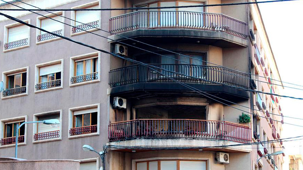 Vista de la vivienda en la que dos personas han muerto y otras cinco han resultado intoxicadas por inhalación de humo, en un incendio que se ha producido esta madrugada en una vivienda de Hellín (Albacete). Foto: EFE