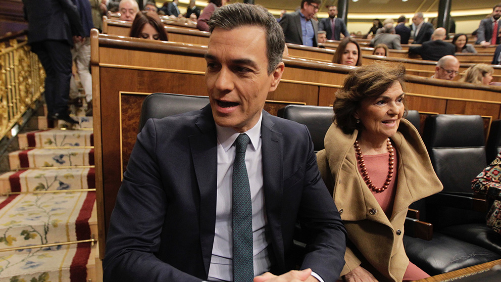 Pedro Sánchez y Carmen Calvo en sus escaños del Congreso de los Diputados durante la sesión de Investidura. (Foto: Francisco Toledo).