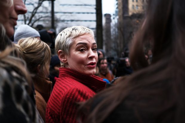 La actriz Rose McGowan en las puertas del juzgado neoyorkino donde ha llegado Harvey Weinstein. Foto: AFP
