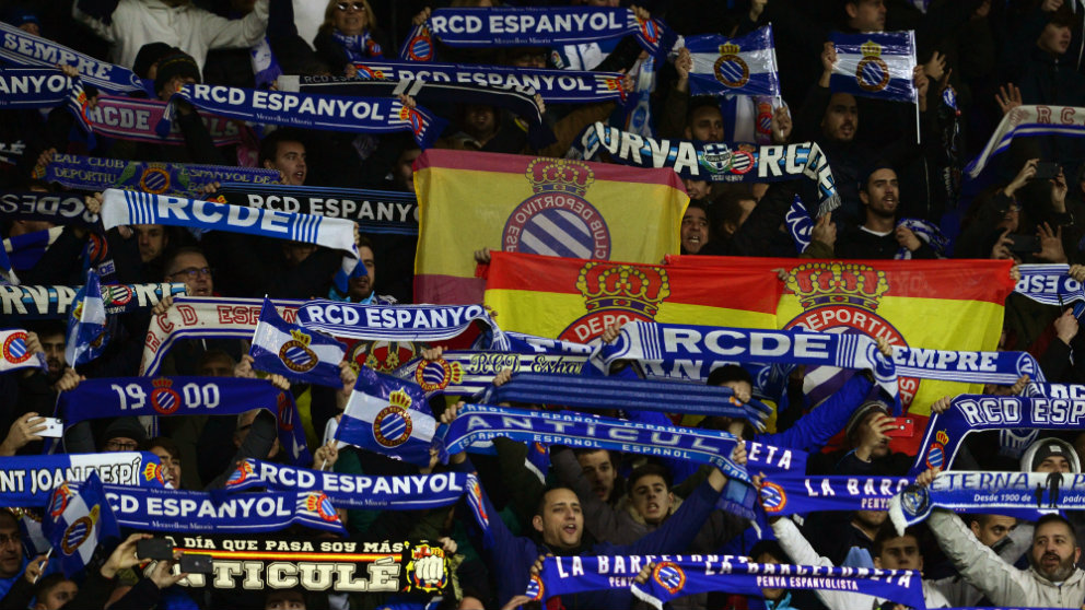 La afición del Espanyol en el derbi frente al Barcelona en el RCDE Stadium. (AFP)