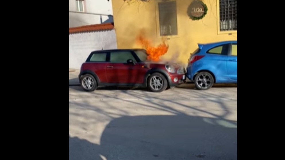 Facebook: Un coche en llamas siembra el caos al arrancar solo
