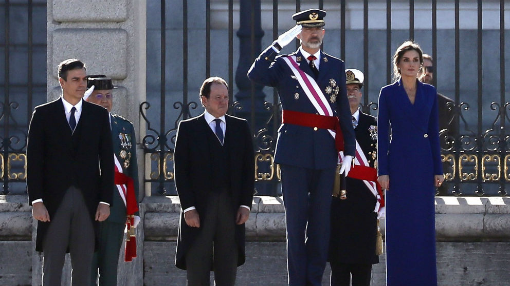 Los reyes, acompañados por el presidente de Gobierno en funciones, Pedro Sánchez, en el Palacio Real. EFE/Mariscal
