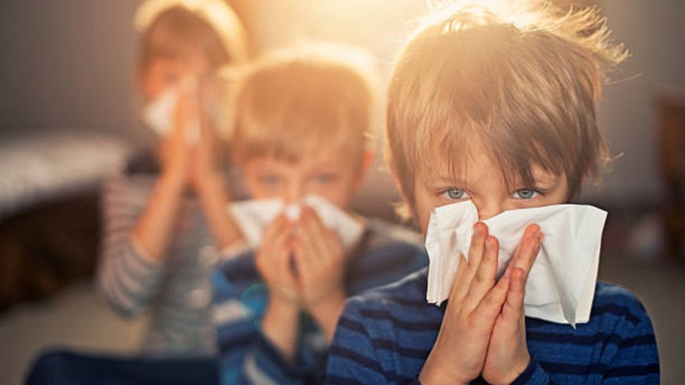 Descubre cómo puedes enseñar a los niños a prevenir los resfriados
