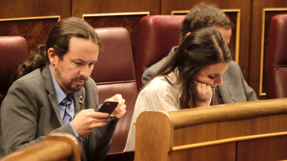 Pablo Iglesias e Irene Montero, en el Congreso. Foto: Francisco Toledo)