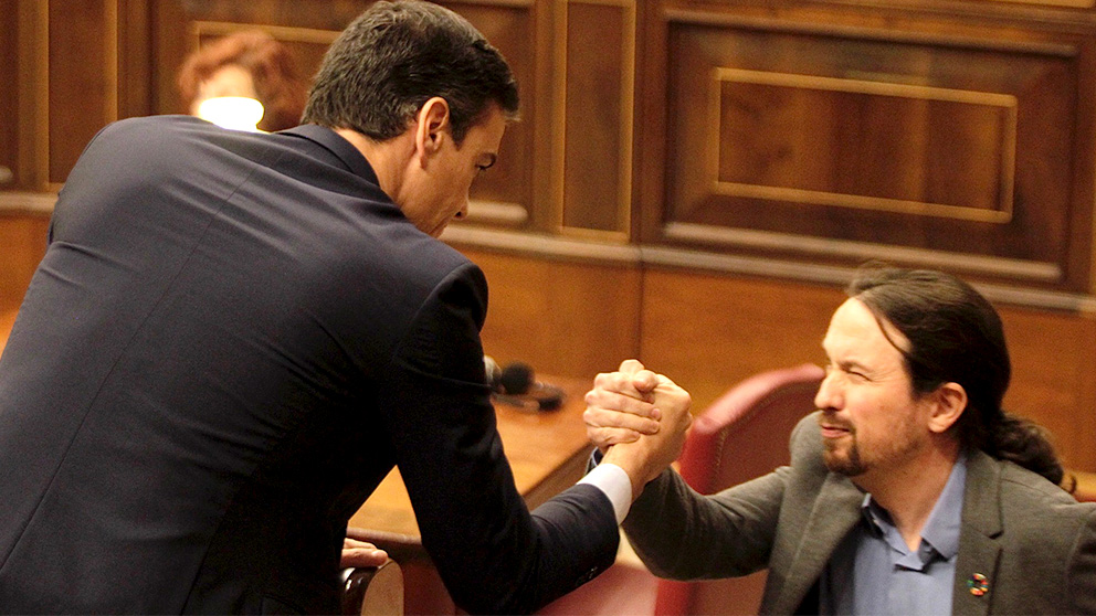 Saludo entre Pedro Sánchez y Pablo Iglesias durante la sesión de investidura. (Foto: Francisco Toledo)
