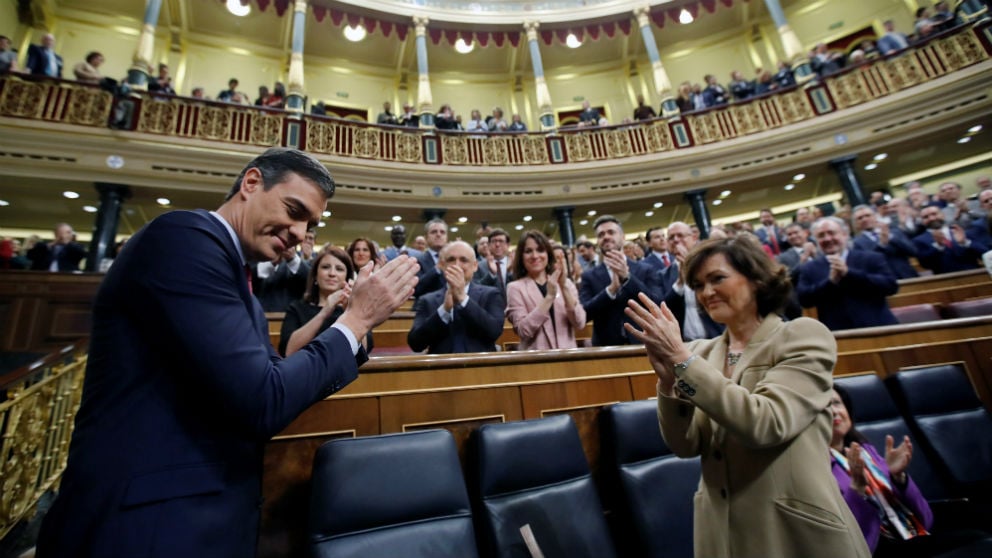 Pedro Sánchez, con Carmen Calvo, en el Congreso.
