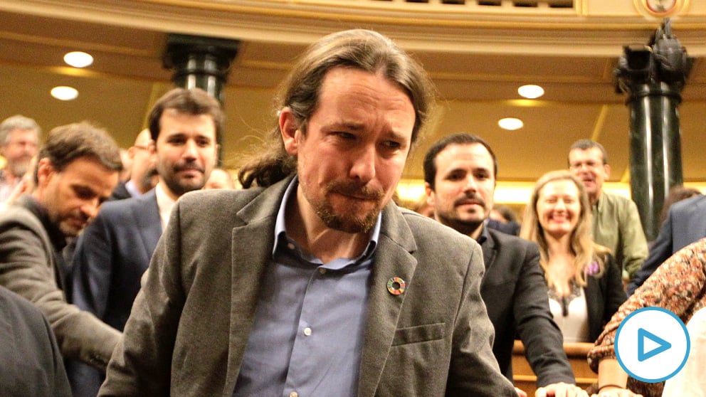 Pablo Iglesias llorando tras la votación de la investidura de Pedro Sánchez.