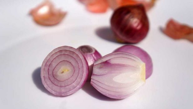 Receta de salmón al horno con patatas y cebolla