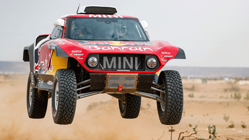Carlos Sainz, volando en el desierto.