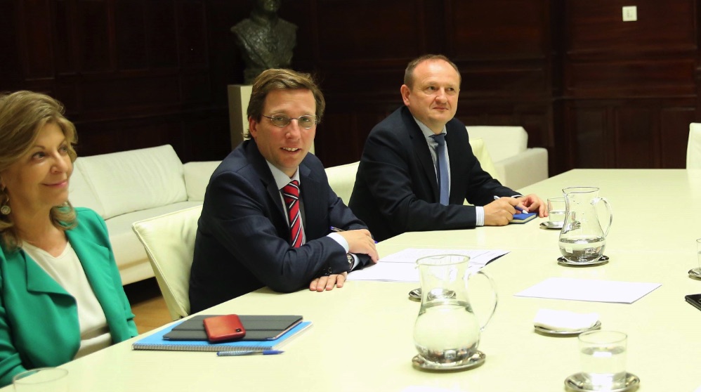 El alcalde José Luis Martínez-Almeida y el edil de Economía, Miguel Ángel Redondo. (Foto. Madrid)