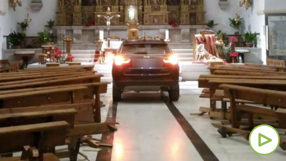 Un coche acaba en el altar de una iglesia de Sonseca mientras el conductor dice que está endemoniado