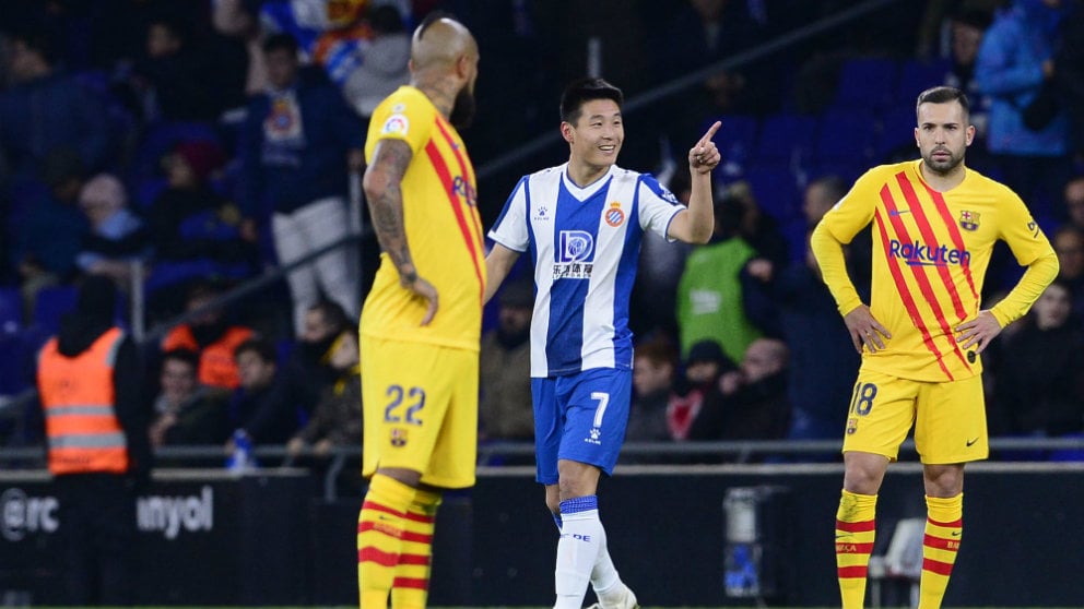 Wu Lei celebra su gol al Barcelona. (AFP)