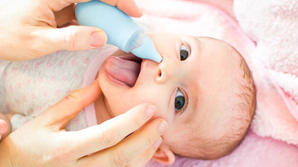 Descubre todos los pasos para limpiar la nariz del bebé con una solución salina