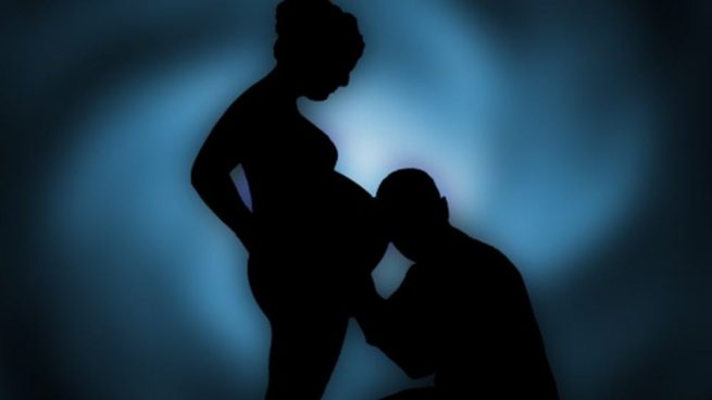 Está relacionado con los síntomas físicos que al parecer sufre el padre cuando la mujer se queda embaraza.