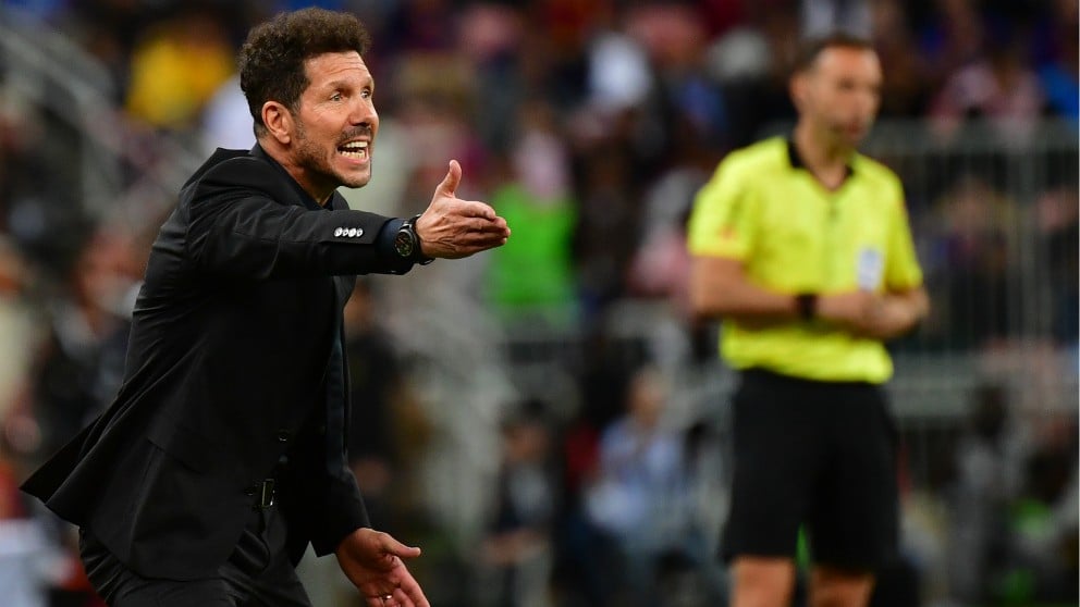 El Cholo Simeone da instrucciones durante el Barcelona – Atlético de Madrid de la Supercopa de España. (AFP)