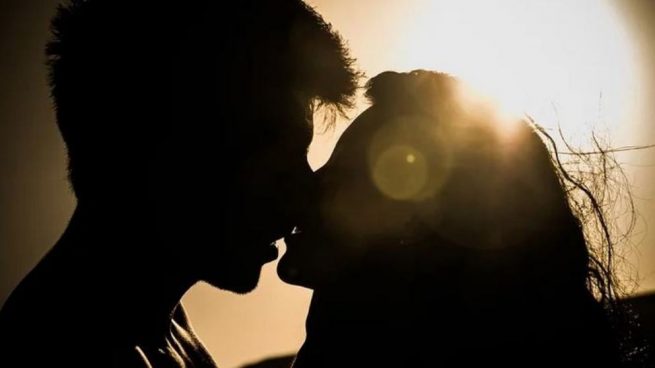 El beso puede ser de enamorados o bien de protocolo.
