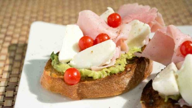 Tostadas de aguacate y pavo