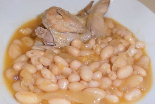 Guiso de jud&iacute;as blancas con codorniz
