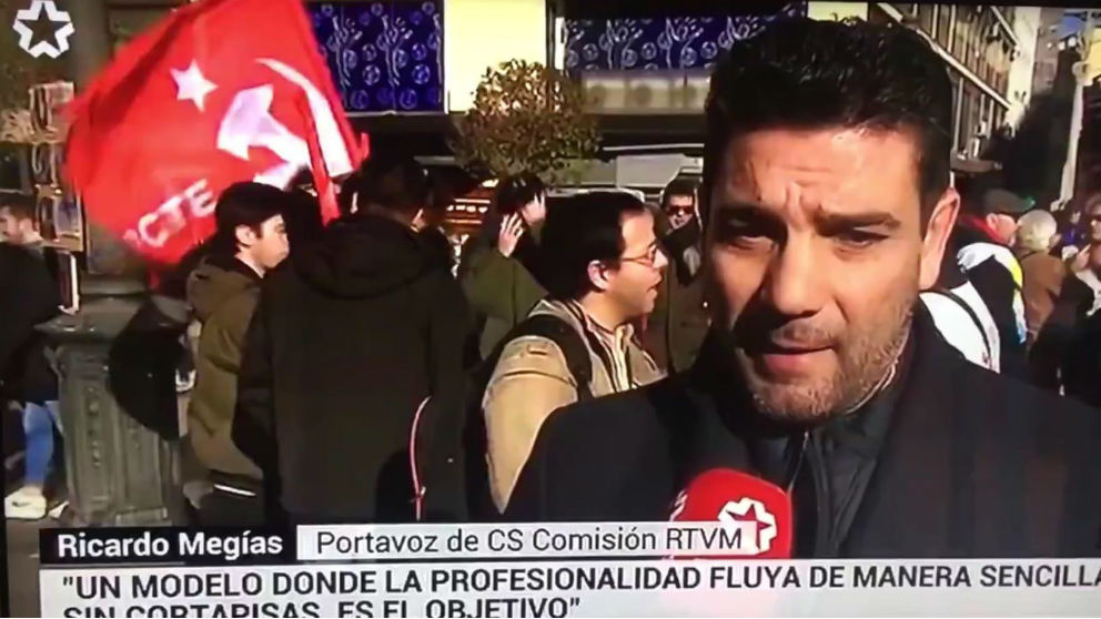 El diputado de Ricardo Megías, en la manifestación convocada este sábado por los sindicatos de TeleMadrid.