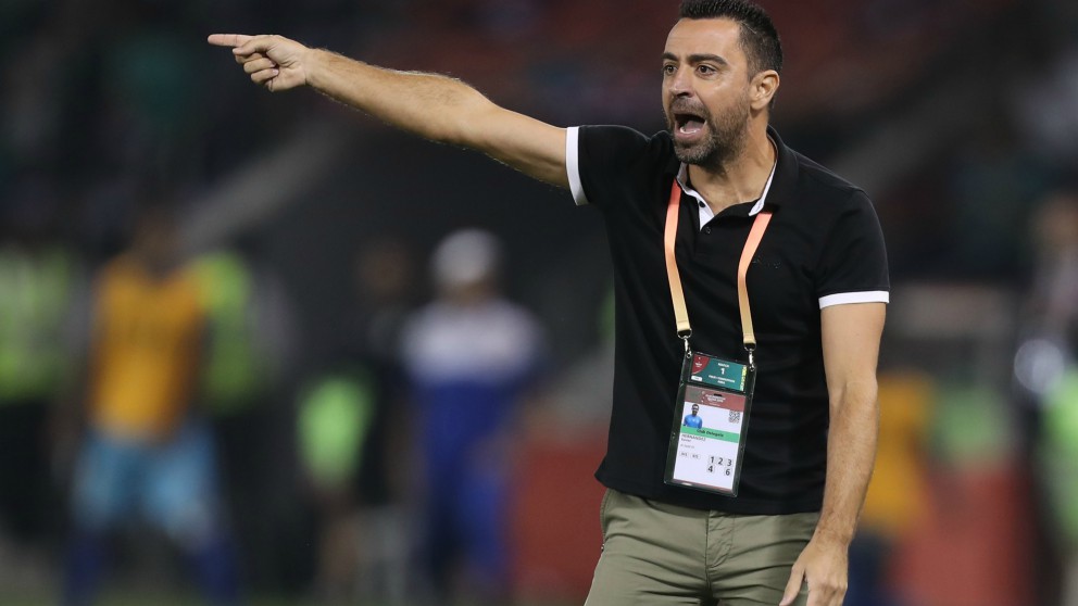 Xavi Hernández da órdenes durante un partido. (AFP)