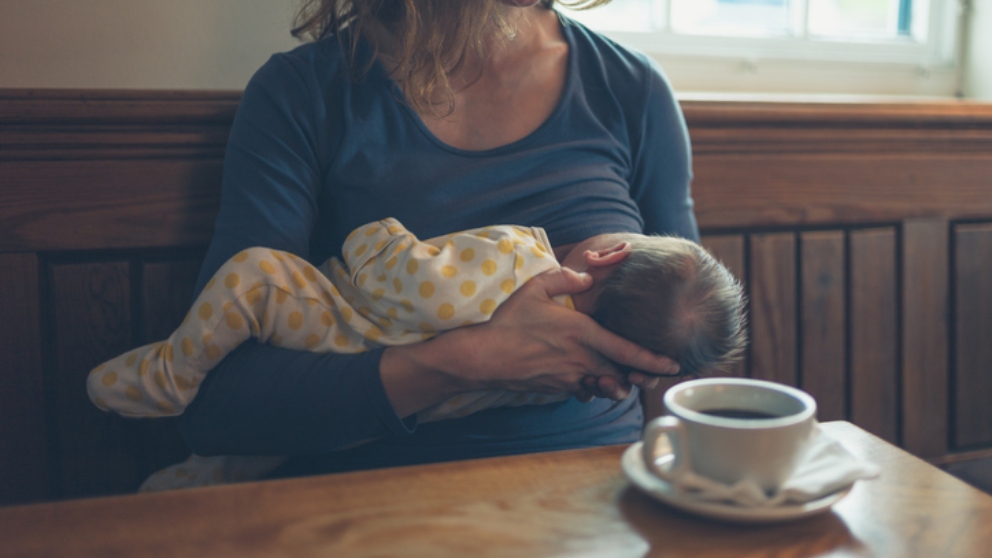 Afrontar la primera lactancia materna en público