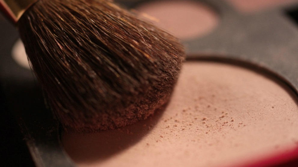 Los polvos le pueden dar un acabado muy natural al maquillaje