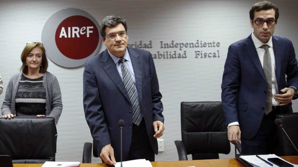 José Luis Escrivá, en el centro, con Cristina Herrero, a su derecha.