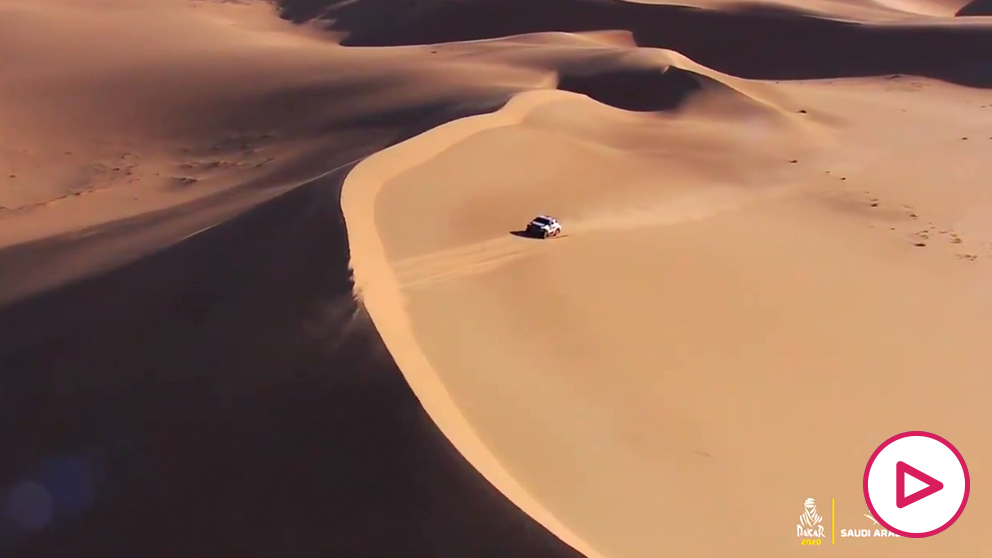 Alonso hizo magia sobre la arena en el Dakar.